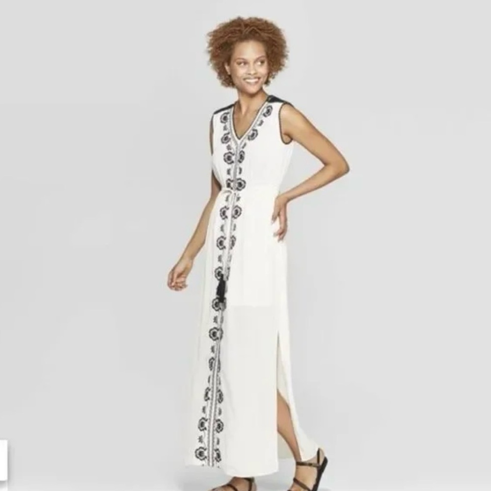 Knox Rose White and Black Sleeveless V-Neck Sundress